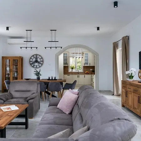 Clara فيلة Kavran